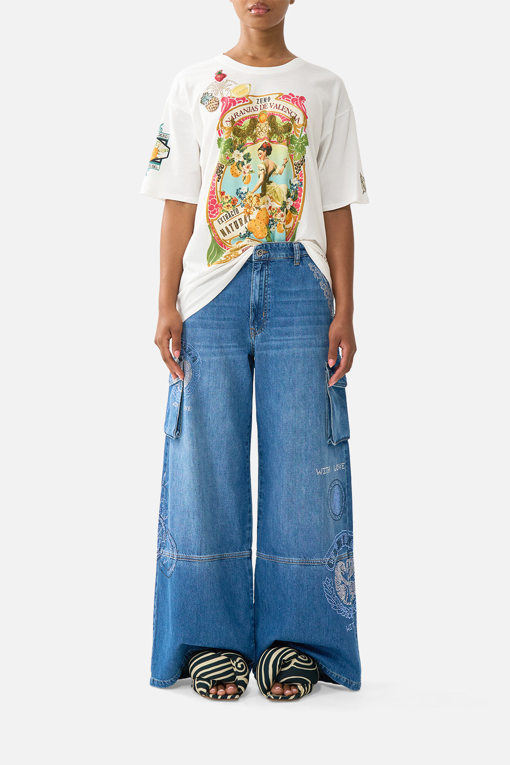 CAMILLA_00041461_OVERSIZED_BAND_TEE_MAGIC_OF_THE_MERCADO_MODEL_1