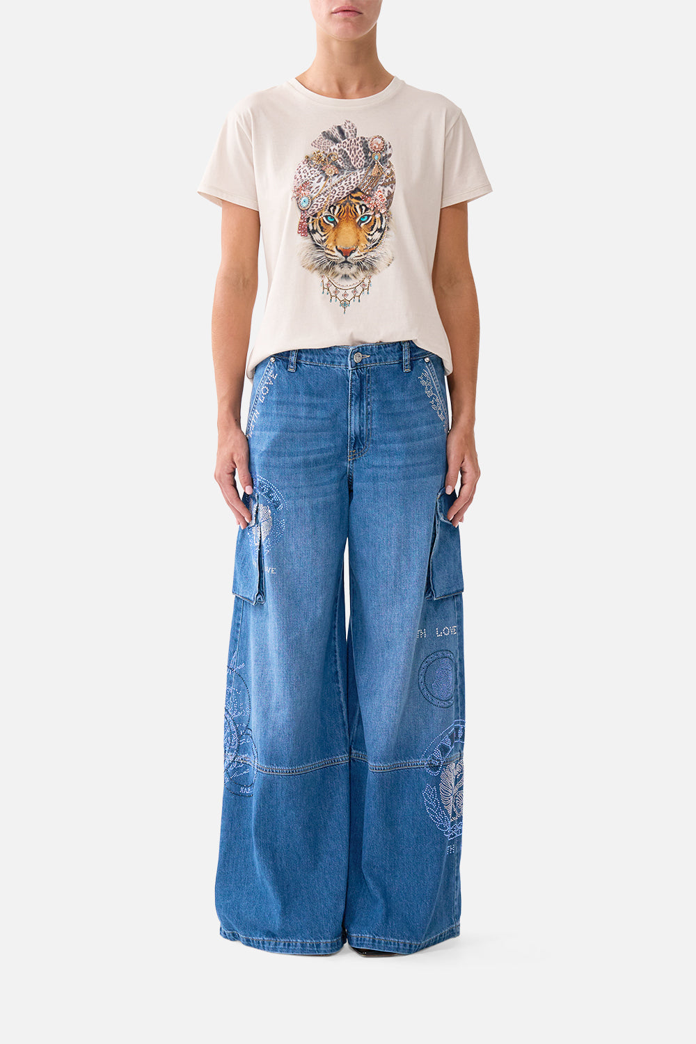 CAMILLA_00041756_WIDE_LEG_CARGO_JEAN_DENIM_MODEL_1_da565f8e-9f58-4d7d-9be2-ea988fa5f279